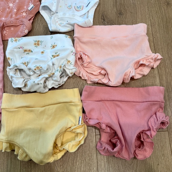 12M Baby Girl Spring Bundle | 11 Piece Gerber Bodysuits + Bloomers - Picture 6 of 7